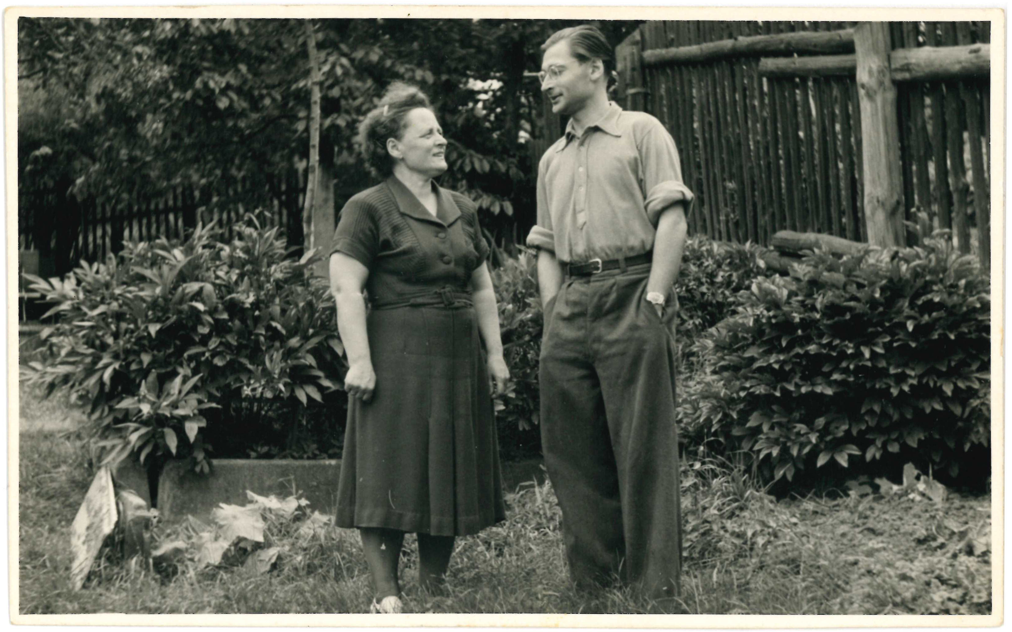 Werner Rammer mit seiner Mutter, ca. 1953, Privatbesitz Rainer Matrick